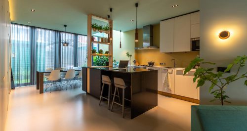 Verbouw-jaren-dertig-huis-in-Utrecht-met-openslaande-deuren-en-kookeiland