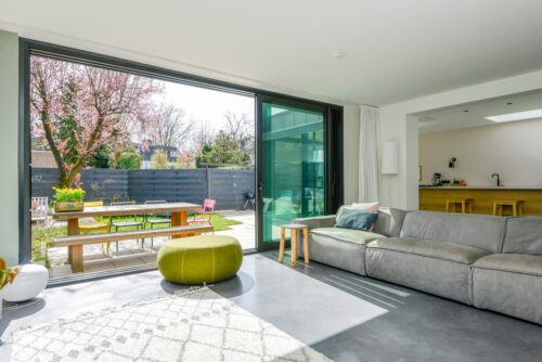 Strakke aanbouw met alu en zink