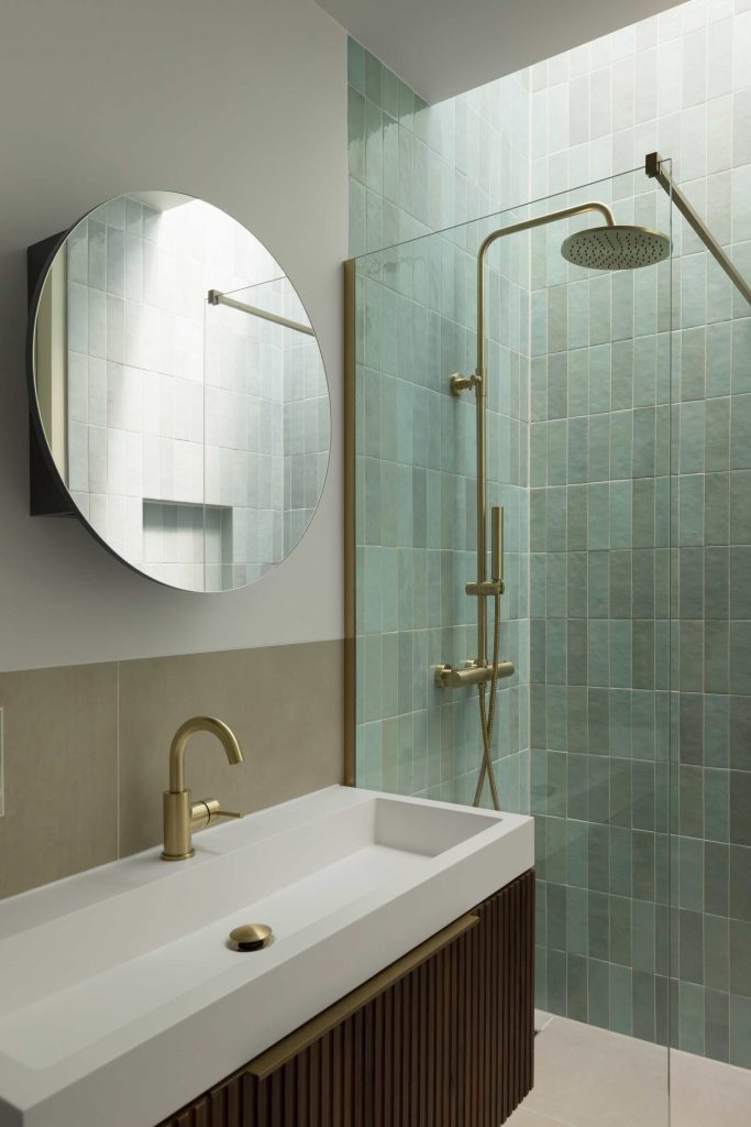 Badkamer met glanzende kranen en pasteltinten