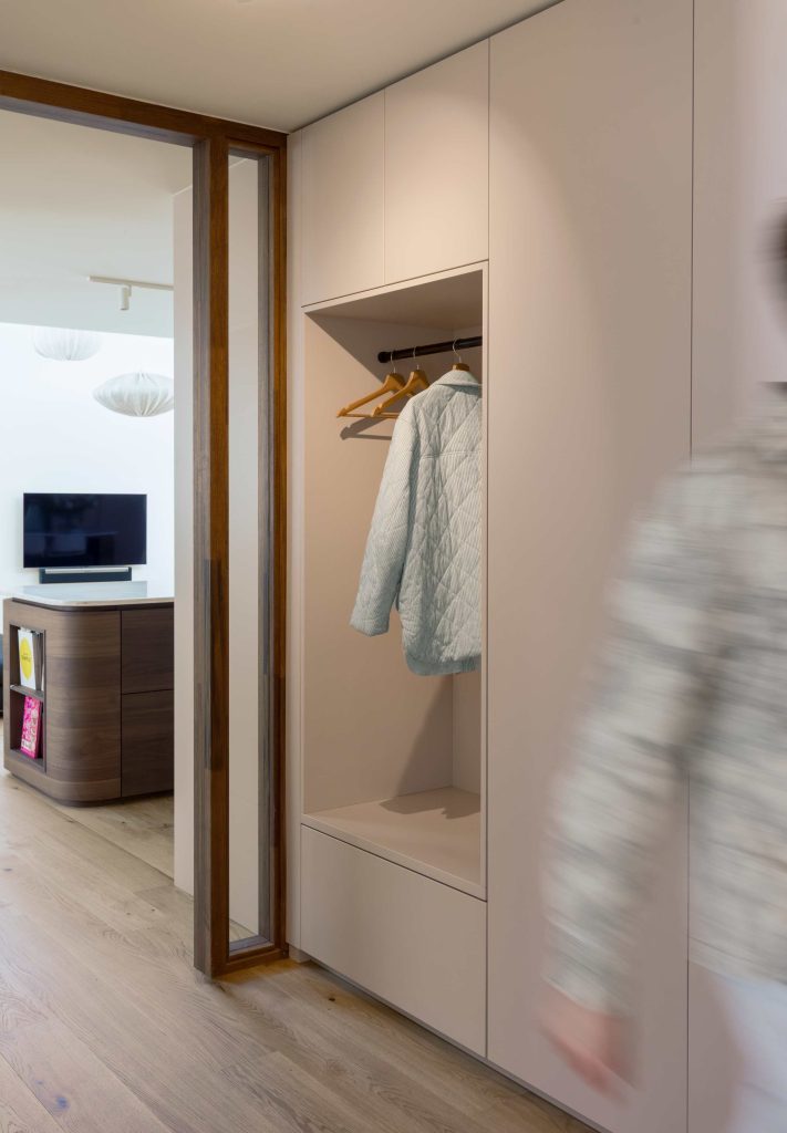 Houten vloer en zachte beige pastel tinten