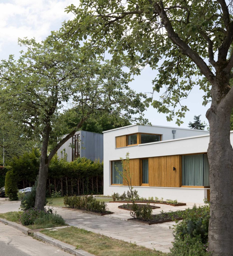 De tuin is open en ruimtelijk