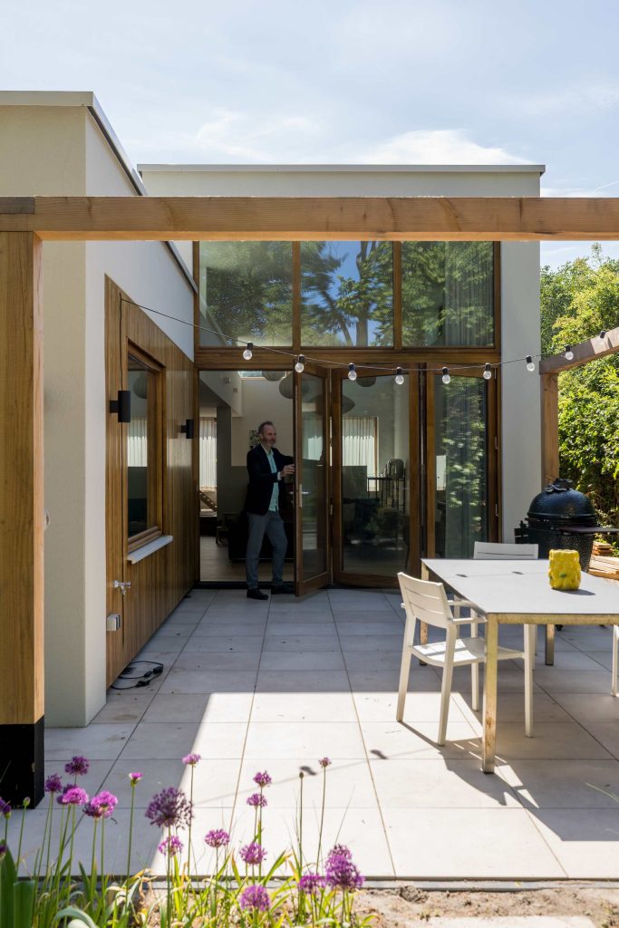 Entree van de gerenoveerde bungalow