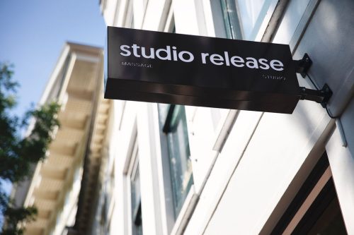 Aan de Oudegracht in Utrecht transformeerden we een voormalige fietsenwinkel tot een sfeervolle massagestudio met zeven massageruimtes. De volledige inrichting is afgestemd op de huisstijl van Studio Release, met aandacht voor rust, uitstraling en comfort. Een belangrijk onderdeel van deze verbouwing was het maatwerk. Van de ontvangstbanken met geïntegreerde bloembakken tot de dressoirs in de massageruimtes: alles is speciaal voor deze studio gemaakt. Zo sluiten de verschillende ruimtes mooi op elkaar aan en vormt het interieur één geheel. Dankzij korte lijnen met de opdrachtgever, een heldere planning en een goede samenwerking duurde het hele traject van de eerste kennismaking tot de oplevering nog geen drie maanden. Het resultaat is een warme, uitnodigende plek waar bezoekers zich vanaf binnenkomst op hun gemak voelen en de identiteit van Studio Release in ieder detail terugkomt.
